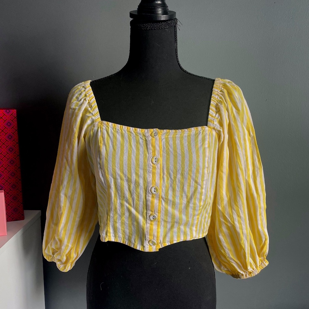 FOREVER 21 PASTEL YELLOW CROPPED BLOUSE